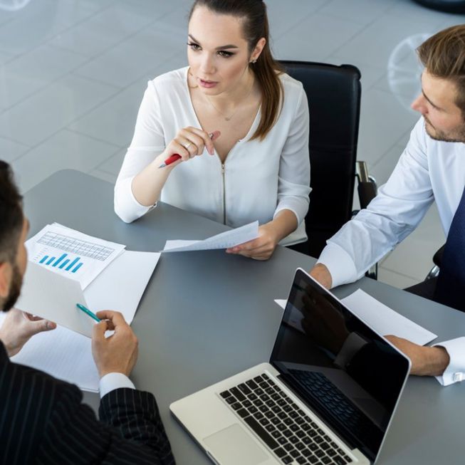 personas en una mesa de oficina